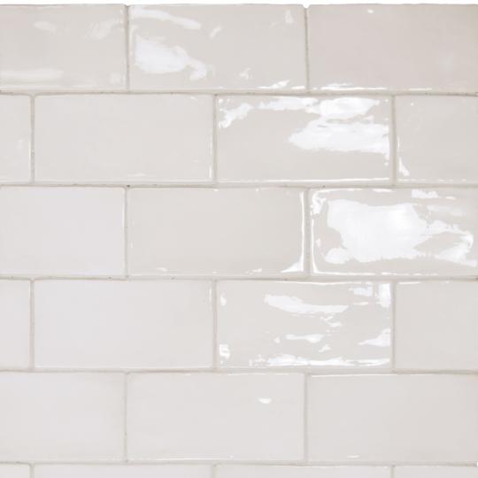 mediteransky rucne vyrobeny biely rustikalny leskly dlazba kuchyna kupelna podlhovasty obklad maly svetly country vintage.jpg